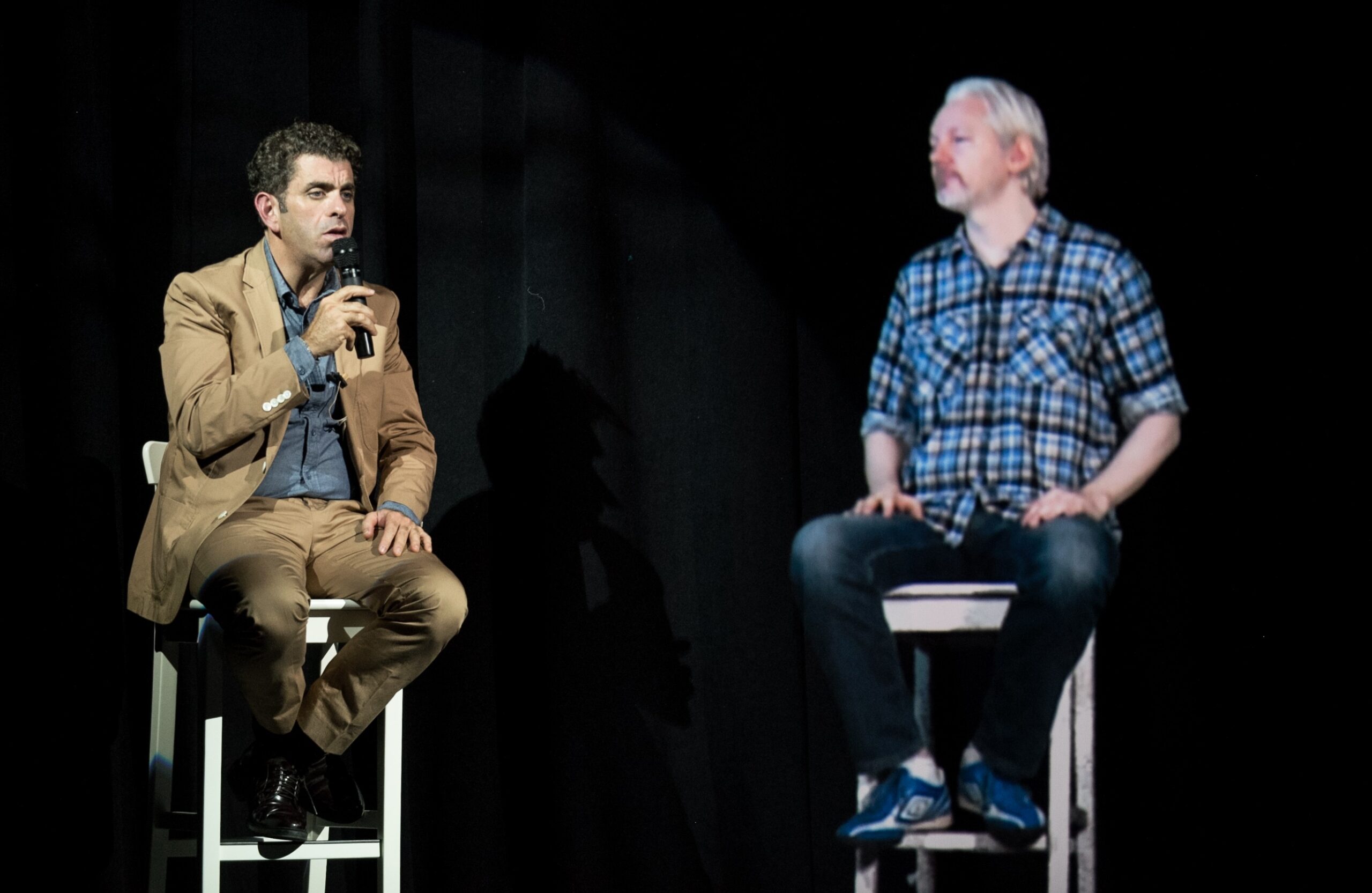 julian assange hologram